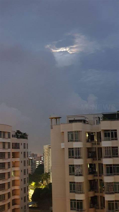 Strawberry Moon Lights Up S Pore Skies Can Still Catch Waning Gibbous