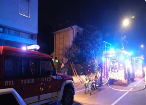 A Fuoco Tetto Di Un Palazzo A Milano Evacuato L Edificio