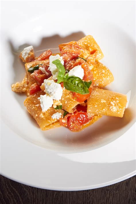 Paccheri Con Pomodorini Freschi E Ricotta Tenuta Agrilat