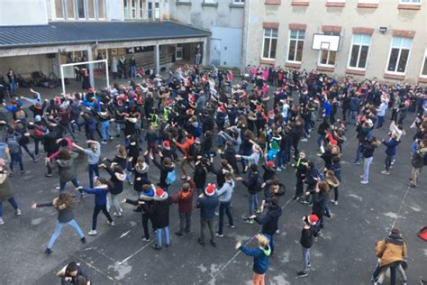 Cherbourg le collège Saint Paul fête Noël avec un flash mob