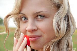 Nude Blonde Hotly Poses Outdoors At Red Poppy Flower Fie XXX Dessert