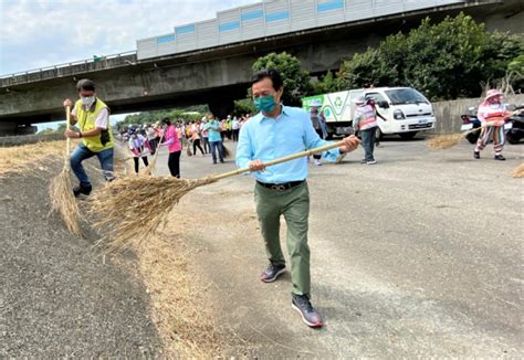 雲林縣林內鄉長張維崢帶頭參與河川淨堤活動 藉以提升民眾環保意識 共同響應淨堤做環保 確保潔淨生活環境 台灣華報