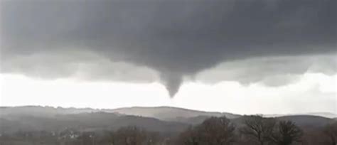 Regardez Ces Images Rares Et Spectaculaires D Une Tornade Qui A Fait De