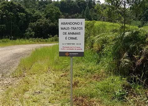 Para coibir o abandono de animais placas são instaladas nos arredores