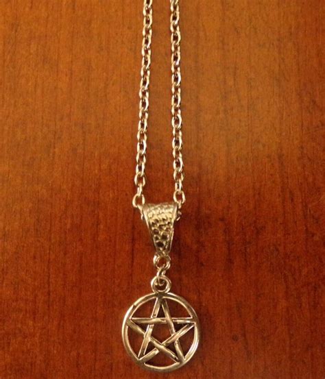 collier argenté 46 cm avec pendentif pentacle ou pentagramme diamètre