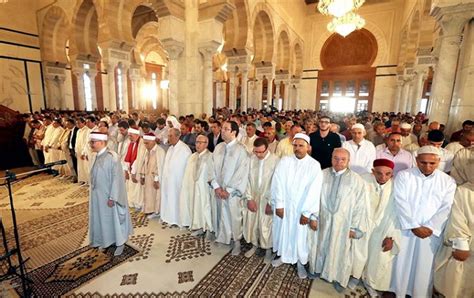 Béji Caïd Essebsi effectue la prière de l Aïd à la Mosquée Malek Ibn Anas