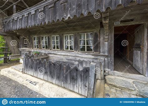 Casa De Madera Vieja En Museo Del Aire Abierto De Ballenberg Foto