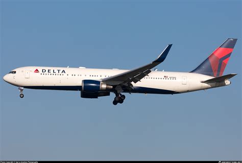 N Dz Delta Air Lines Boeing Er Wl Photo By Sierra Aviation