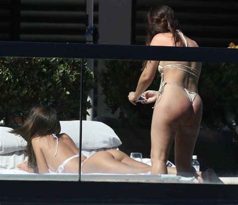 Emily Ratajkowski Sexy En Bikini Blanc Olympine