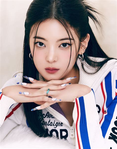 Itzy Lia Cheshire Concept South Korean Girls Korean Girl Groups Poses