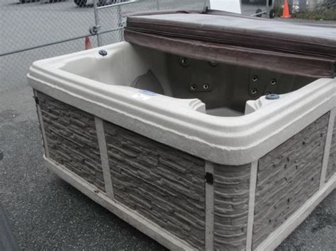 Strong Spas Hot Tub With Cover Faux Stone Surround With Off White
