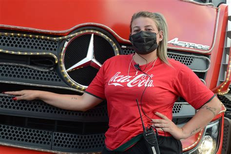 Coca Cola Femsa Brasil Leva Sua Caravana Iluminada E A Magia Do Natal