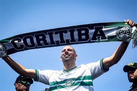 Islam Slimani Chega Ao Coritiba Para Assinar Contrato Gazeta