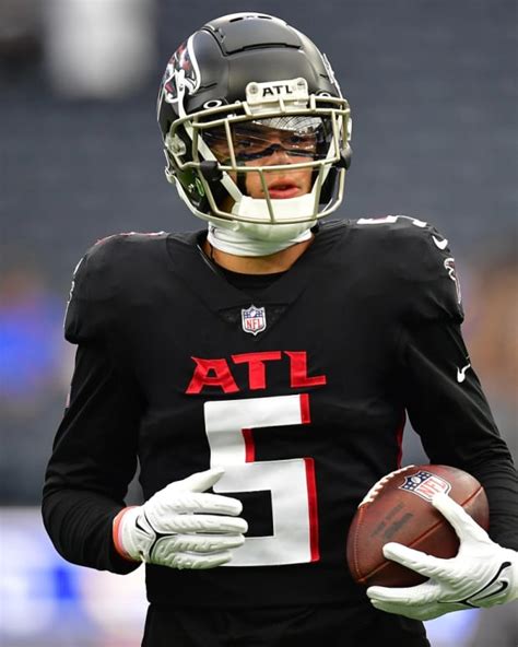 Atlanta Falcons Rookie Wr Drake London Standing On Sidelines After Knee