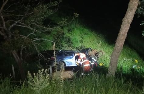 Carro Estoura Pneu Cai Em Barranco E Duas Pessoas Ficam Feridas Fato