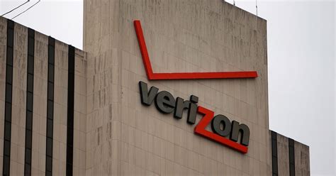Verizon agrees to buy Yahoo for $4.83 billion - The Verge