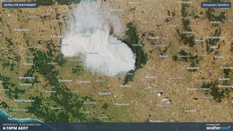 Satellite images capture massive smoke plume over Grampians fire