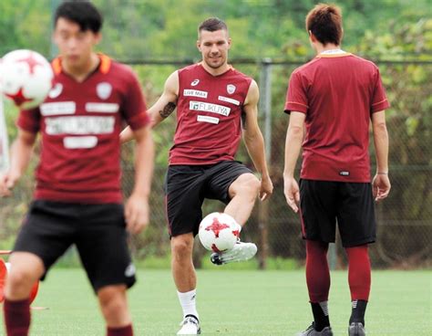 神戸新聞next｜スポーツ｜livevissel｜ポドルスキ動き軽快 J1神戸、チーム練習初参加