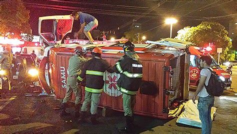 Tombamento De Viatura Do Samu Deixa Condutor E Socorrista Feridos Na