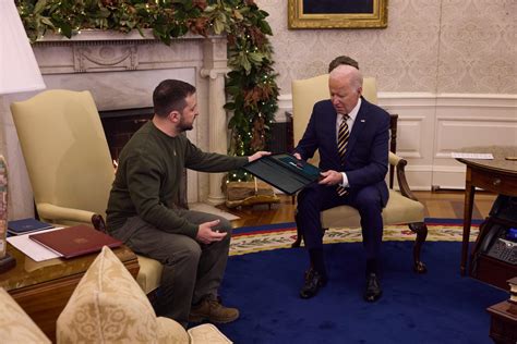 En visite à Washington Volodymyr Zelensky rencontre Joe Biden et parle