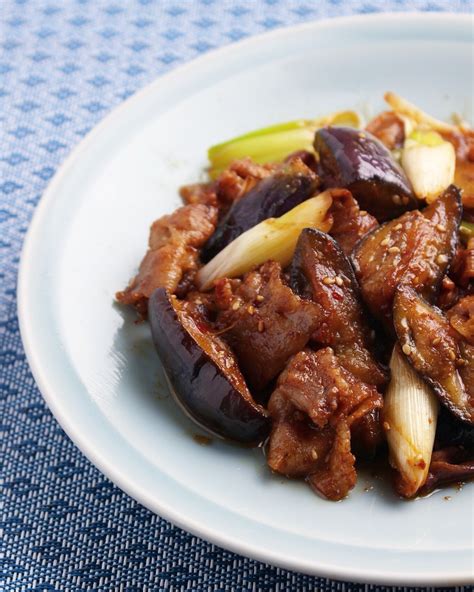 【簡単レシピ】 鶏もも肉となす、ピーマンの 味噌炒め 華やかごはん