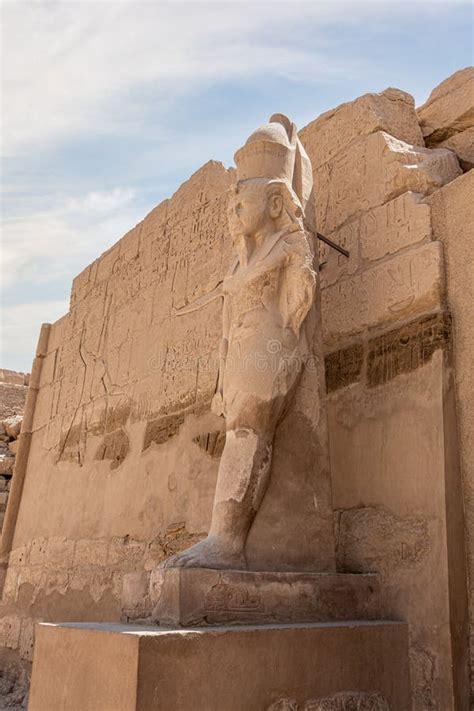 Estatuas De Faraones Ramses Iii Que Custodian El Recinto Del Templo De