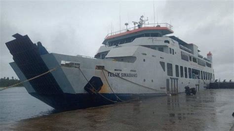 Kmp Teluk Sinabang Yang Sandar Di Pulau Banyak Karena Cuaca Buruk