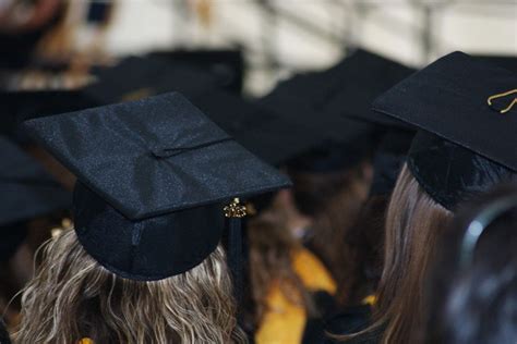graduation caps graduating students   hats  wear flickr