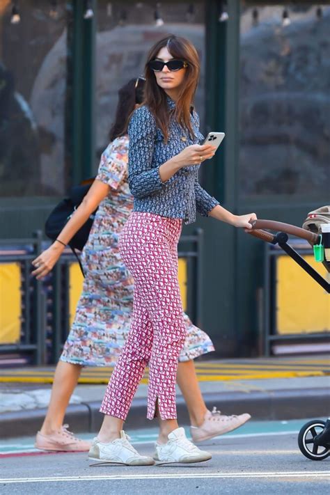 Seductive Style Emily Ratajkowski S Ass Highlights In NYC