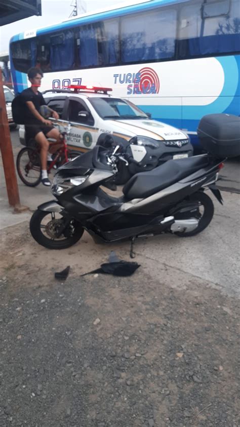 Motociclista fica ferida após colisão caminhão em Canoas Agência GBC