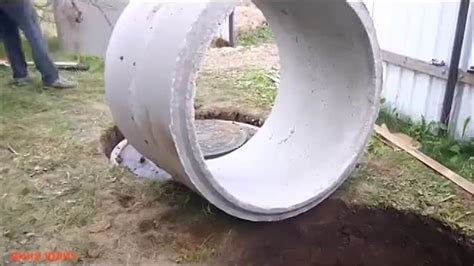 Приём для сброса бетонного кольца в колодец.