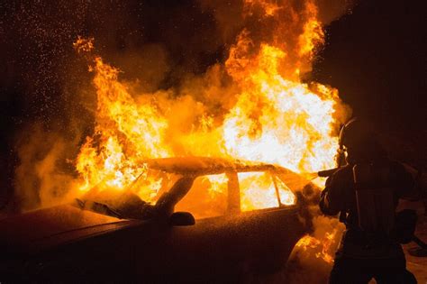 Cinq voitures incendiées dans lîle de Saumur la piste de laccident