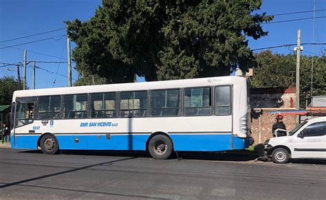 Fuerte Choque Entre Un Colectivo Y Una Camioneta En Burzaco Un Herido