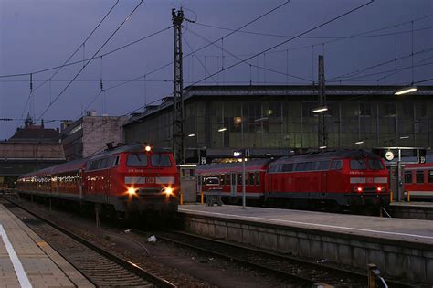 218 141 steht mit RE 32692 abfahrbereit in München Hbf während