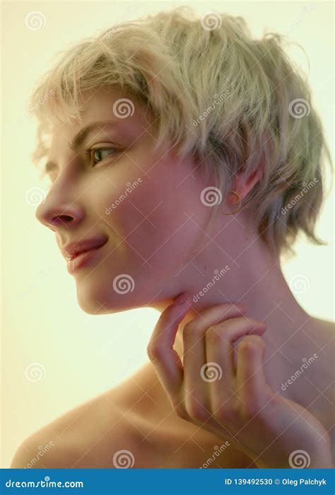 Verticale De Femme Blonde De Sourire Photo stock Image du nudité élégance
