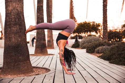 Foto de mulher pose de ioga pessoa feminina exercício saudável