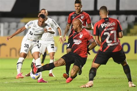 Após respiro Santos tenta embalar contra o Athletico na Arena da