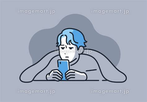 暗闇の中でスマートフォンを見る若い男性のシンプルなベクターイラスト素材 237409632 イメージマート