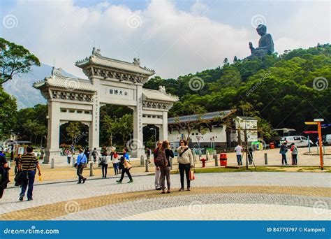 Il Turista Ha Visitato La Statua Di Tian Tan Buddha Del Gigante Sul