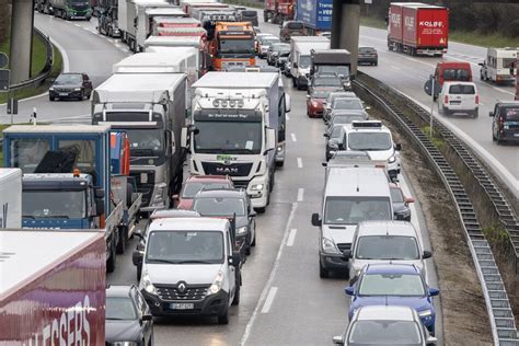 Unfall A Kilometerlanger Stau Im M Nchner Norden