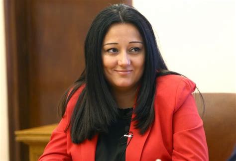 Лиляна Павлова дойде на патерици в парламента след мистериозен инцидент ...