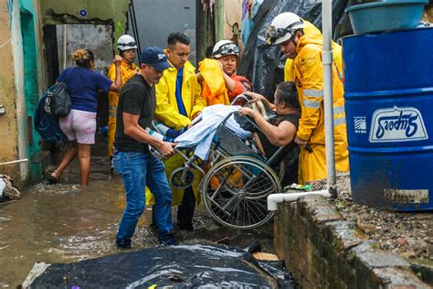 El Salvador ACNUR entrega carpas familiares a la Dirección General de