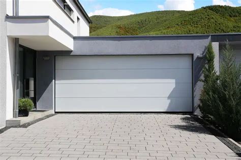 Bifold Garage Doors (Types & Materials) - Designing Idea