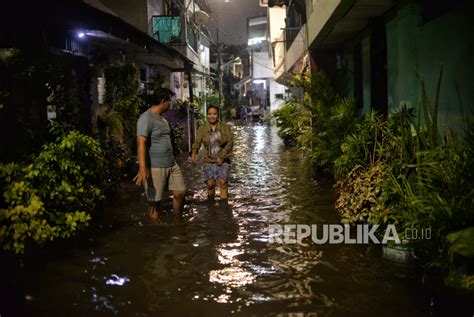 Hujan Deras Guyur DKI Jakarta 19 RT Banjir Republika Online