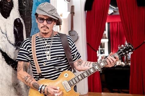 Johnny Depp aparece inconsciente en su habitación de hotel y su grupo