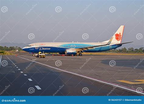 O Plano De Ar De Malindo Estacionou Ao Lado Da Pista De Decolagem Do