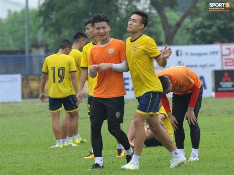 Dàn hot boy U22 Việt Nam khoác áo Hà Tĩnh FC đùa vui cực nhí nhảnh trước trận gặp Phù Đổng FC