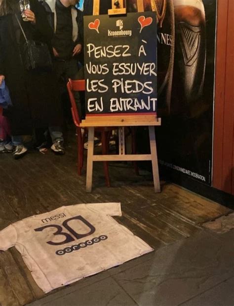 En Francia Aficionados Queman La Bandera De Argentina Y Usan La Playera