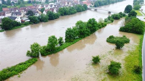 Hochwasser Im Landkreis Ludwigsburg Der Neckar Wird Zum Reißenden