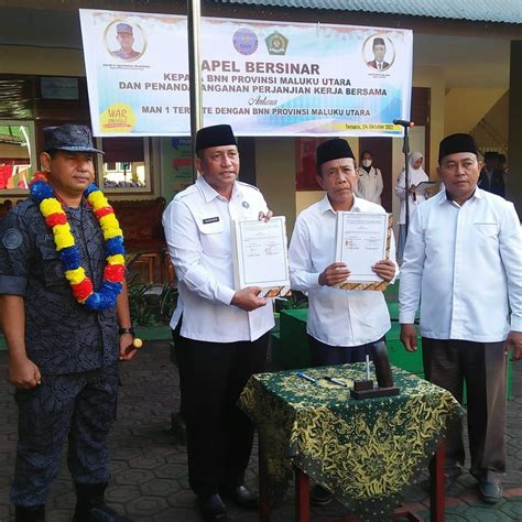 MAN 1 TERNATE MELAKSANAKAN APEL BERSINAR DAN PENANDATANGANAN